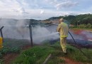 Corpo de Bombeiros combate fogo em vegetação no Bairro Terra Nossa