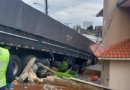 Carreta sai da pista e colide contra muro de residência no Meio-Oeste