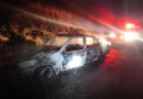 Fiat Tempra abandonado é destruído por incêndio em estrada