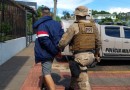 Usando tornozeleira eletrônica, homem furta veículo e é preso pela PM instantes depois