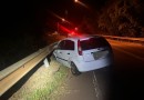 Motorista bate em guard rail para evitar colisão em moto e acaba sendo agredido