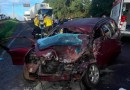 Condutor fica preso nas ferragens após colisão entre carro e caminhão na SC-480