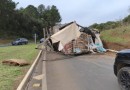 Carreta tomba na BR-282 e deixa motorista ferido em Vargeão