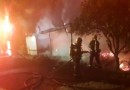 Incêndio destrói casa e veículos no interior