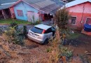 Veículo sai da pista, desce barranco e invade terreno de residência