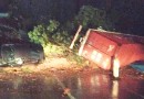 Deslizamento de terra interdita BR-376 em Guaratuba; carros foram atingidos