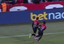Com um a mais, Athletico vence São Paulo nos pênaltis e vai às quartas da Copa do Brasil