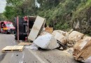Caminhão tomba na BR-282 e deixa motorista ferido