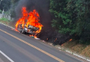 Carro é destruído pelo fogo e motorista ‘some’
