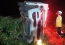 Carro que transportava cadáver sai de pista e tomba