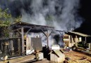 Incêndio destrói galpão e mobiliza bombeiros durante a madrugada