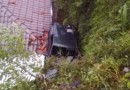 Carro sai da pista e para no telhado de uma casa no Oeste de SC