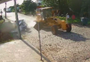 Pneu de patrola estoura no meio da rua e destrói carro