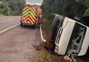 Motorista é socorrido com ferimentos após furgão sair da pista na BR-153