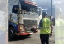 Homem usa capacete para ‘segurança’ ao dirigir carreta sem para-brisa na BR-101 em SC