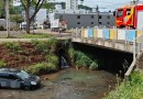 Carro cai no Rio Lonqueador após colisão