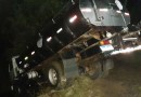 Motorista fica ferido ao ser atropelado pelo próprio caminhão