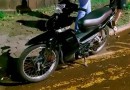Condutora de motocicleta sofre ferimentos em colisão com caminhonete