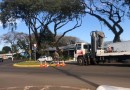 Veículo colide com poste e danifica câmera de segurança em Avenida