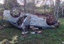Carro capota após sair da pista no Oeste de SC