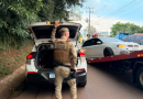 Motorista foge da polícia, tomba carro e é preso por tráfico de drogas