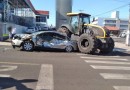 Trator desgovernado colide com carro estacionado