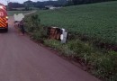 Jovem fica ferido em saída de pista seguida de capotamento