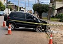 Motorista perde direção de veículo e colide em poste de iluminação pública