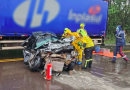 Motorista fica presa às ferragens após colisão entre carro e caminhão na SC-157