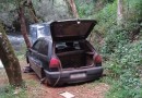 Gol furtado é encontrado abandonado em área de mata