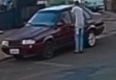 Câmera de segurança flagra homem furtando veículo