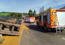 Mulher morre soterrada por carga após caminhão tombar na BR-282