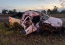 Mulher morre e filho fica ferido em colisão entre carro e caminhão na PR-182