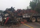 Acidente entre caminhão e carreta bloqueia a BR-282