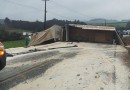 Tombamento de caminhão deixa dois feridos