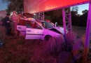 Condutor fica ferido após colidir carro em placa de outdoor