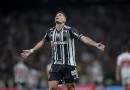 Paulinho marca no fim; Atlético-MG vence São Paulo e empata na liderança do Brasileirão