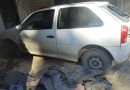 Motorista sem CNH bate carro contra duas residências e causa estragos