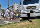 Adolescente é retirada debaixo de caminhão após ser atropelada