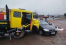 Motorista fica ferida ao ter carro atingido por caminhão