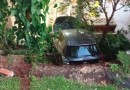 Carro sai da pista e cai em ribanceira, deixando quatro idosas feridas