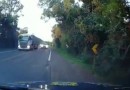 Motorista tenta ultrapassar carreta em curva e quase colide de frente com viatura PRF