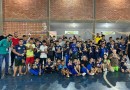 Associação Nacional entrega 90 cestas de Natal para crianças da escolinha de futsal