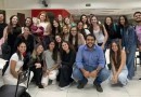 Universitária discriminada por ter mais de 40 anos ganha flores de colegas