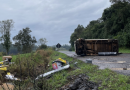 Furgão tomba na BR-282 em Nova Itaberaba; motorista sofre ferimentos leves