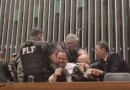 Glauber Braga é retirado à força após ocupar mesa da Câmara