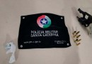 Homem tenta se livrar de arma e é preso pela PM