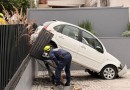 Carro sobe calçada e colide contra grade de proteção no Centro