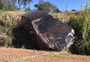 Veículo sai da pista e capota no interior de Bandeirante