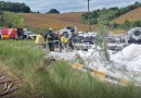 Caminhão tomba e deixa dois feridos em Santa Catarina